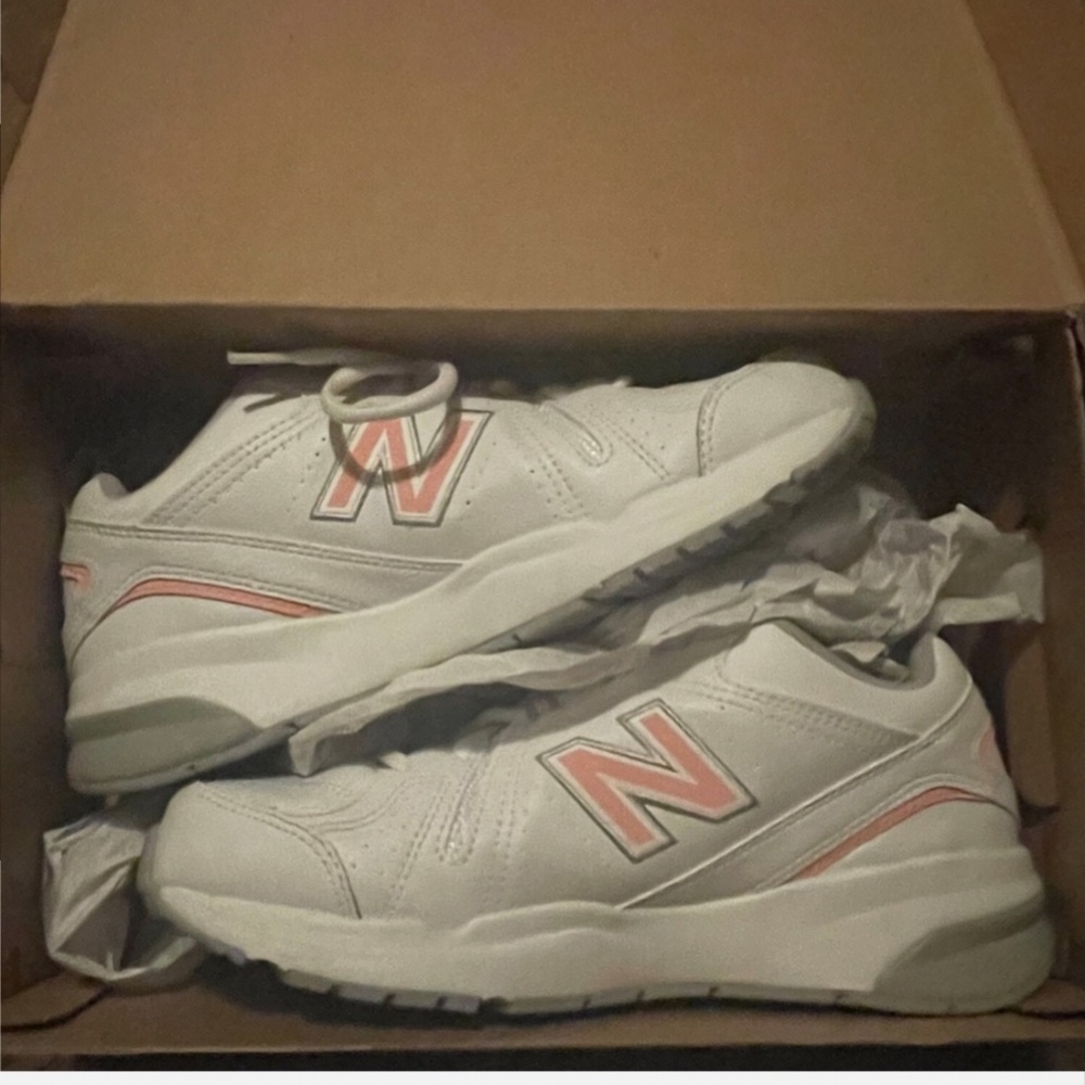 New Women's New Balance, 608V5 Training Shoe WX608WP5 White/Pink Size 8.5
